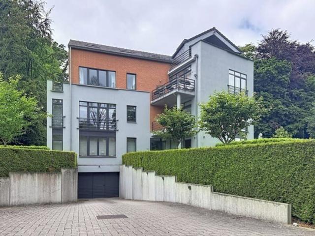Rez de chaussée: appartement moderne avec jardin, deux cham