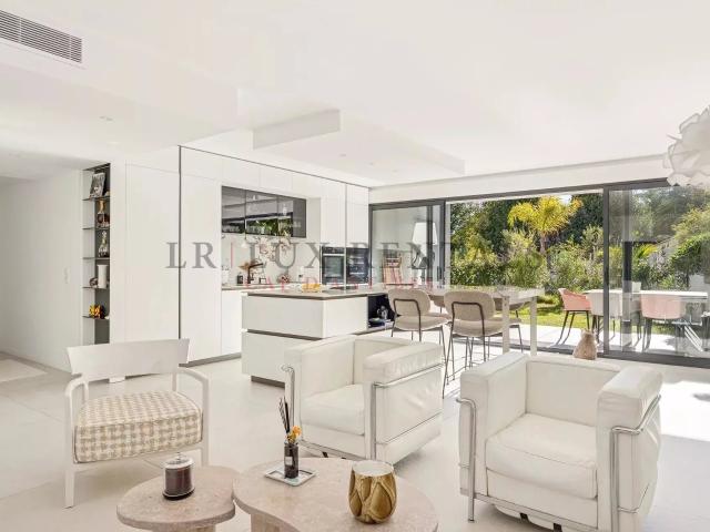 Rez de jardin contemporain avec jardin privatif et résidence. 84m² Antibes