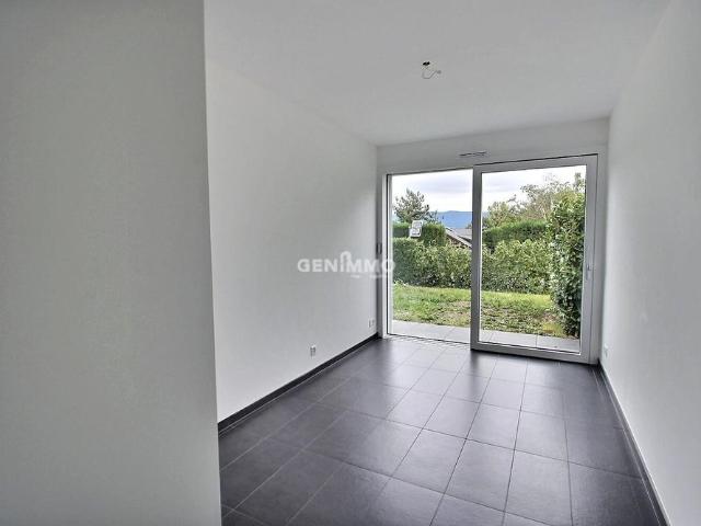 Rez de jardin contemporain avec 400 m² de jardin, proche du lac