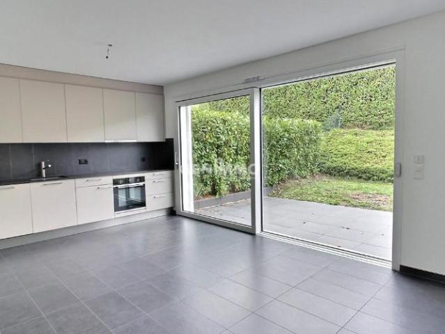 Rez de jardin contemporain avec 400 m² de jardin, proche du lac