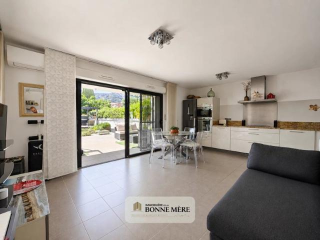 Rez de jardin T3 de 64m² avec terrasses, jardin et double box