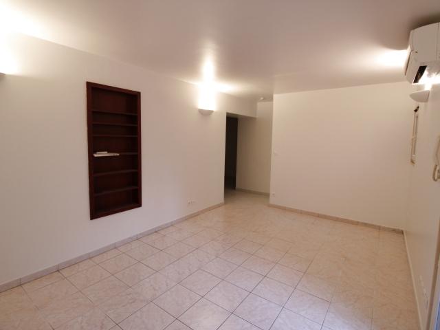 Rez de jardin 37.5 m² 2Pièces Hyères 690 € HAI* HYERES HYPER CENTRE T1bis REZ DE JARDIN, CALME JARDIN de 61.60 m²