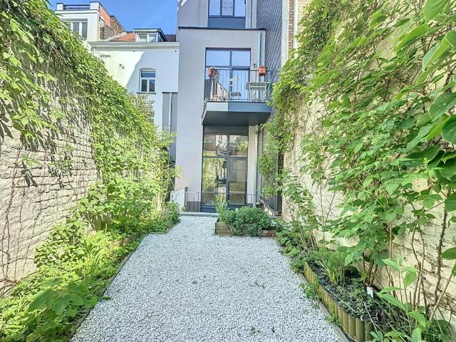 Rez jardin de + 100m² 2 chambres totalement rénové