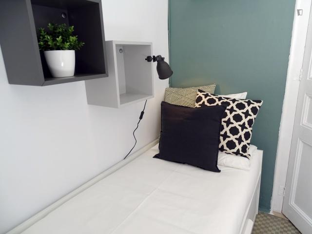 RH18 R5 Single bedroom in 9 bedroom apartment