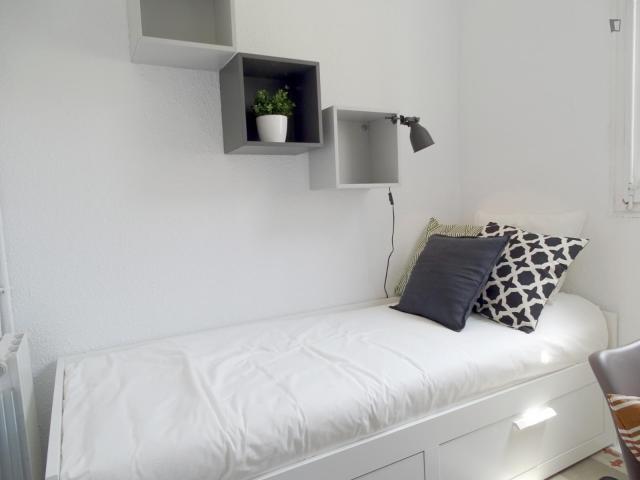 RH18 R6 Single bedroom in 9 bedroom apartment