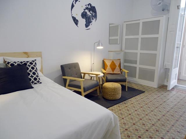RH18 R7 Double bedroom in 9 bedroom apartment