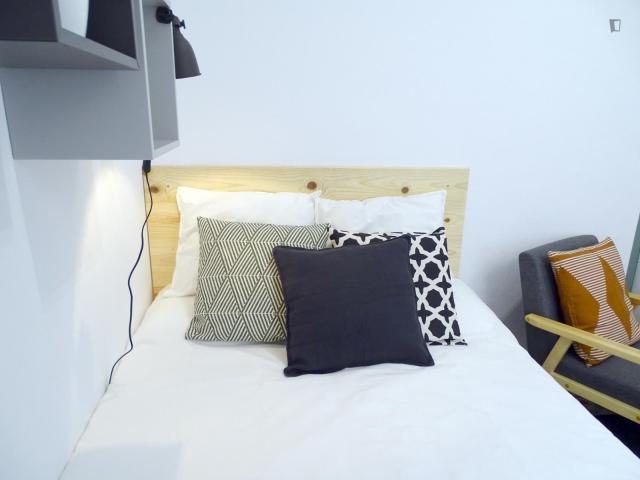 RH18 R9 Double bedroom in 9 bedroom apartment