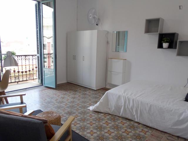 RH18 R3 Double bedroom, with balcony, in 9 bedroom apartment