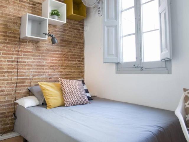RH19 R1 Bright spacious room with double bed and terrace in newly renovated flat