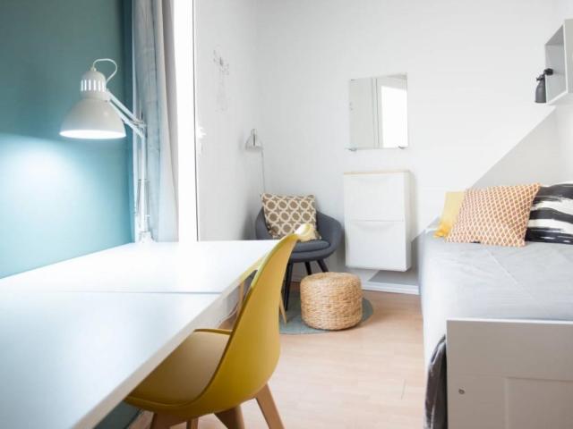 RH19 R3 Bright and comfortable single room with terrace in Gracia