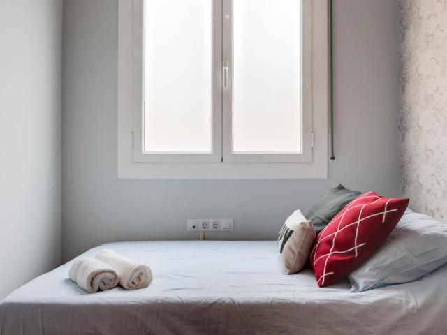 RH12 R3 Enjoyable double bedroom near El Parc del Turó del Putxet