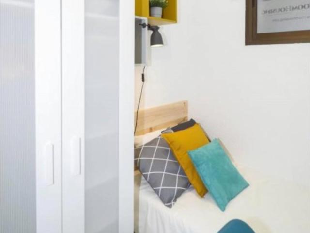 RH20 R4 Super cool single room with private bathroom in Gracia