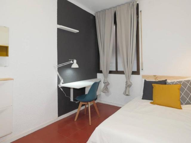 RH20 R2 Large interior room with double bed in Gracia