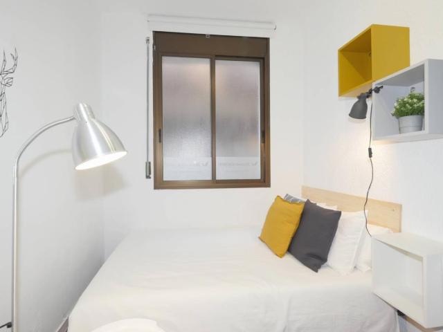 RH20 R3 Cozy and bright interior room with double bed in Gracia