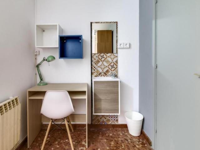RH3 R14 Single bedroom in 18 bedroom apartment