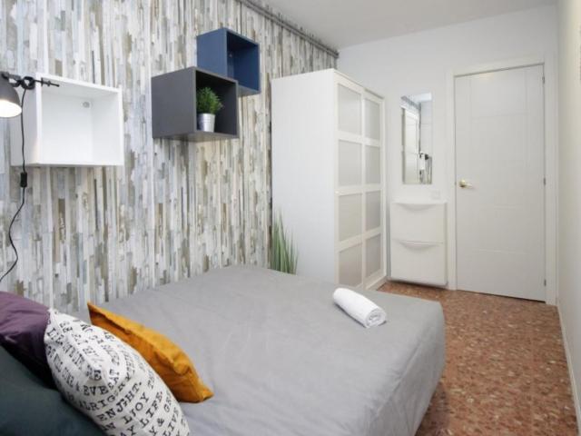 RH3 R16 Double bedroom in 18 bedroom apartment