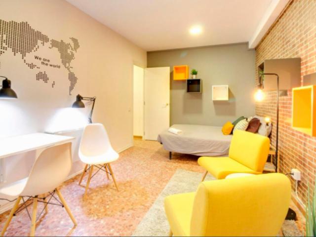 RH3 R17 Double bedroom in 18 bedroom apartment