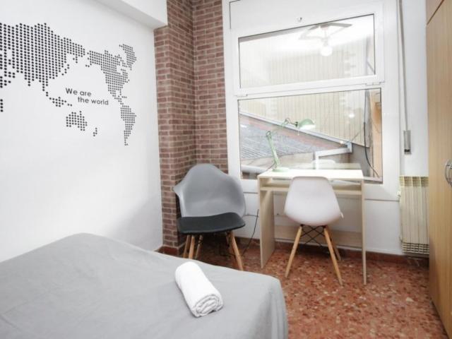 RH3 R10 Double bedroom in 18 bedroom apartment
