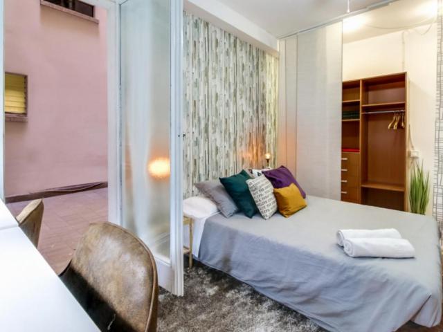 RH3 R11 Double bedroom in 18 bedroom apartment