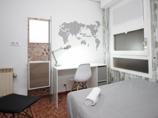 RH3 R1 Double bedroom in 18 bedroom apartment