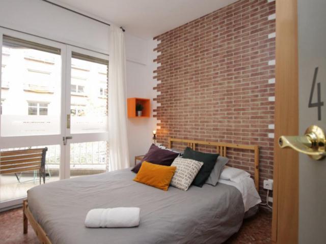 RH3 R4 Double bedroom, with balcony, in 18 bedroom apartment
