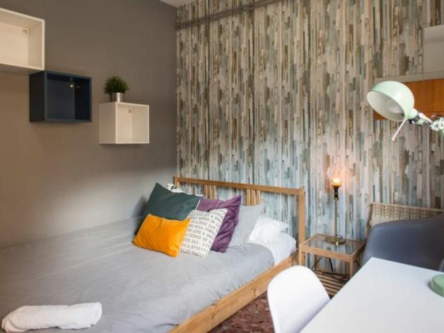 RH3 R9 Double bedroom in 18 bedroom apartment