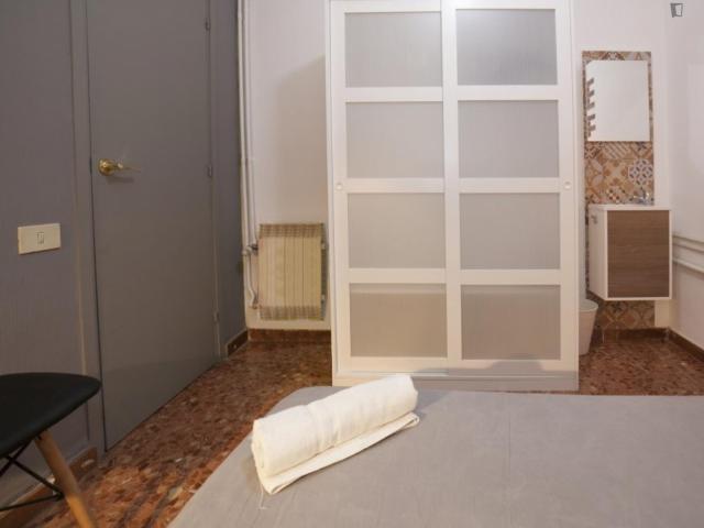 RH3/R12 great double bedroom in a 18 bedroom apartment