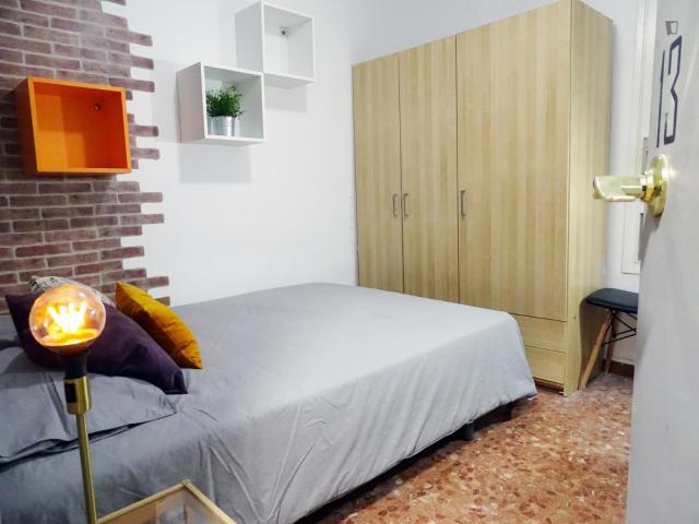 RH3/R13 awesome double bedroom in a 18 bedroom apartment