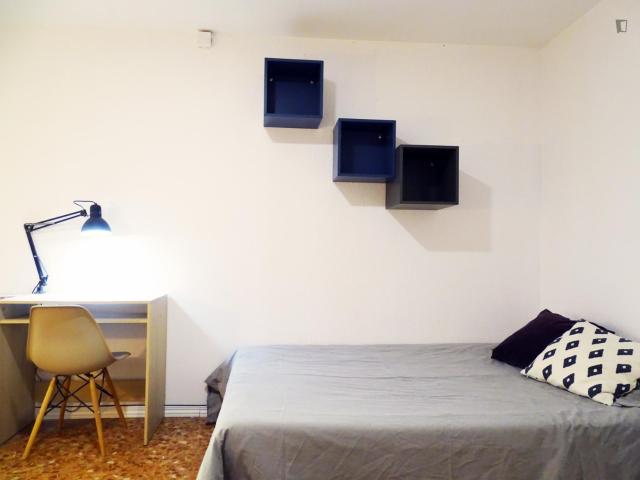 RH3/R18 beautiful double bedroom in a 18 bedroom apartment