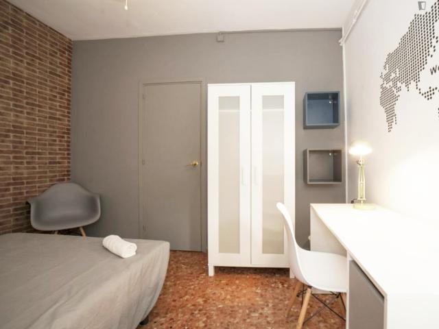 RH3/R8 Amazing double bedroom in a 18 bedroom apartment