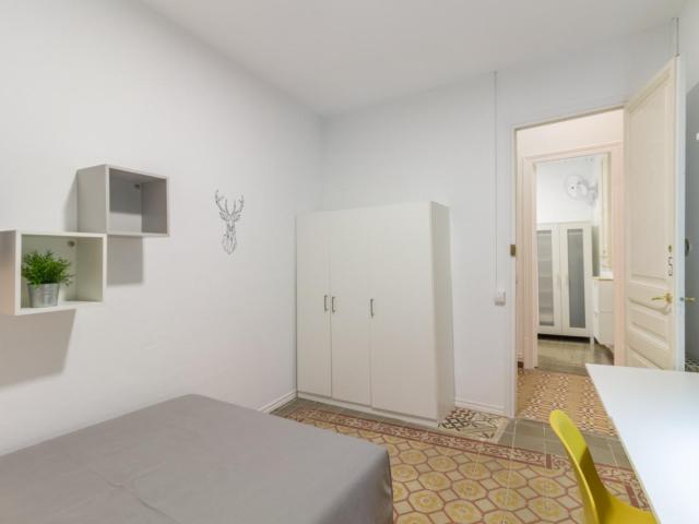 RH8A R5 Modern double bedroom near Lesseps metro station