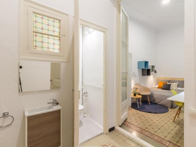 RH8A R6 Incredible double ensuite bedroom near Lesseps metro station