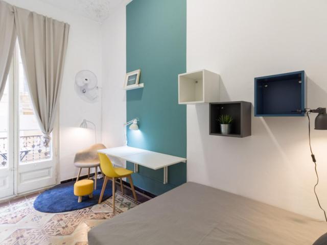 RH8A R2 Snug double bedroom near Lesseps metro station