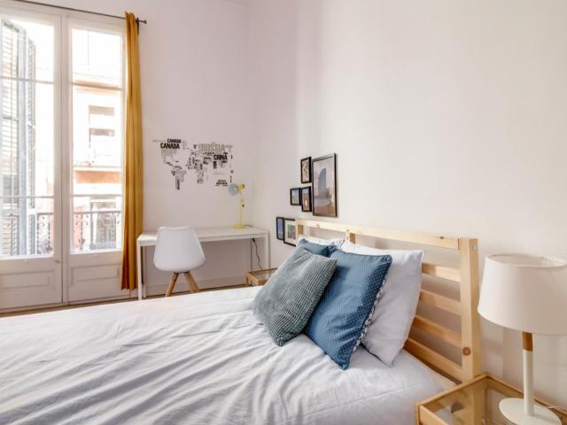 RH9 R3 Splendid double bedroom, close to Diagonal metro station