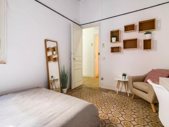 RH9 R4 Spacious and comfortable double bedroom near Diagonal metro station