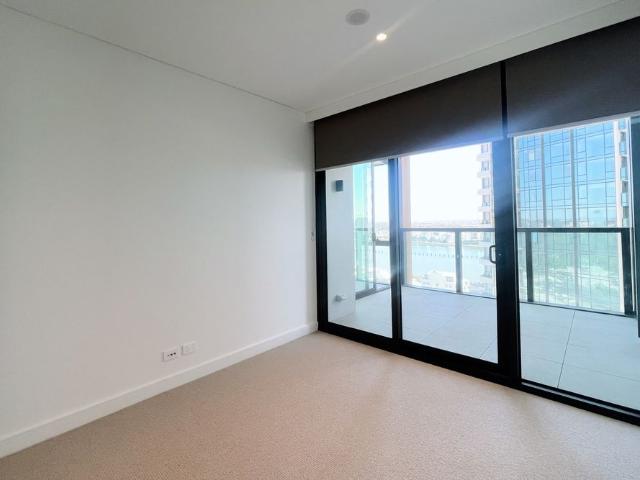 Rhodes Central Two bedroom & Stunning breathtaking water view & Natural light throughout & Super convenient location with everything