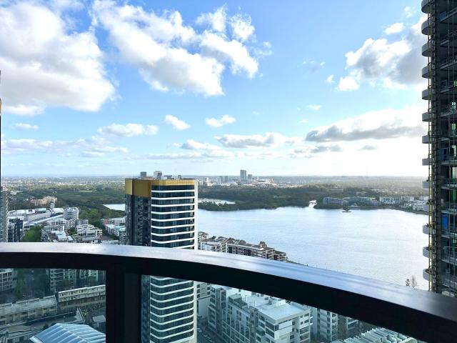Rhodes Central Near New Two bedroom & Stunning breathtaking water view & Natural light throughout & Super convenient location with everything