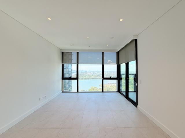 Rhodes Central One bedroom & Stunning breathtaking water view & Natural light throughout & Super convenient location