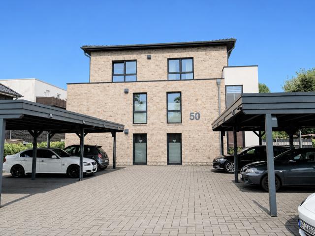 Rhauderfehn: Junge, helle Dreizimmerwohnung mit Carport