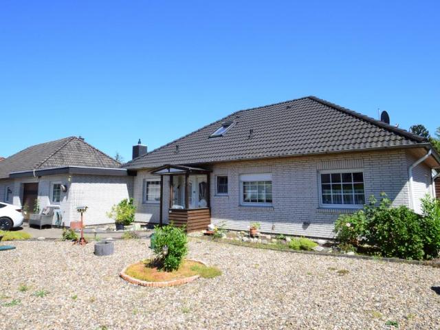 Rhauderfehn OT: Gepflegter Bungalow mit Garage und Wintergarten in Sackgassenendlage