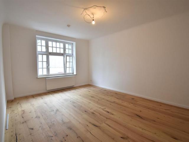 Rheinlage! Sanierte 2 Zi Whg mit Balkon & Altbaucharme