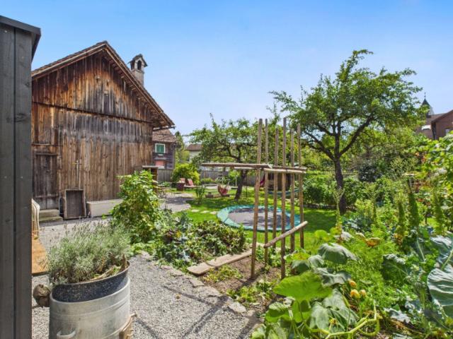 Rheintalhaus mit Charakter: Einfamilienhaus mit Einliegerwohnung und großem Garten in Sulz