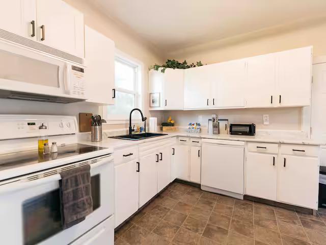 Rhenti — 3 Bedroom s and 2 Bathroom s