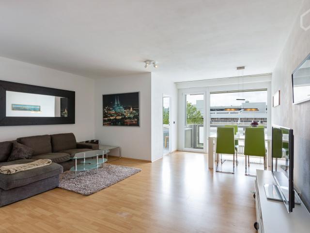 Rhine Center Shopping, bright App. with new kitchen, sunny balcony, close to public transportation, incl. parking