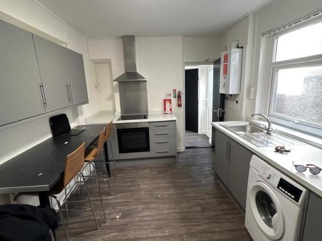 Rhyddings Park Road, Brynmill SA2 4 bed terraced house to rent £450 pcm £104 pw