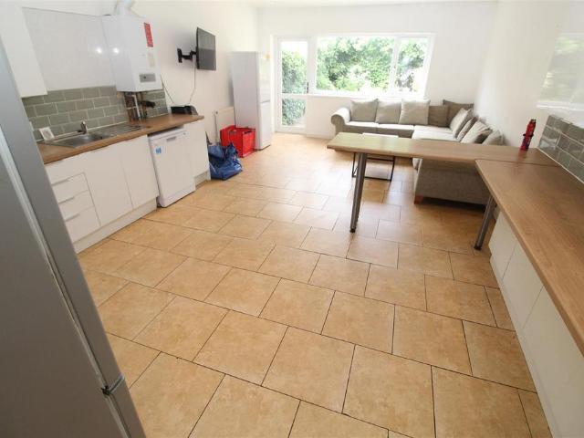 Rhymney Street, Cardiff CF24 6 bed private hall to rent £3,570 pcm £824 pw