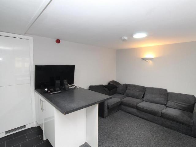 Rhymney Terrace, Cardiff CF24 1 bed flat to rent £550 pcm £127 pw