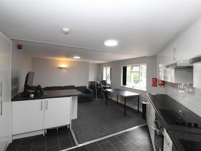 Rhymney Terrace, Cardiff CF24 6 bed flat to rent £3,090 pcm £713 pw