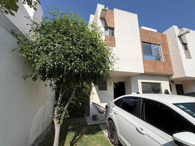 Casa en Venta en Rincones del Marqués | Esquina y Terreno Excedente VM2350