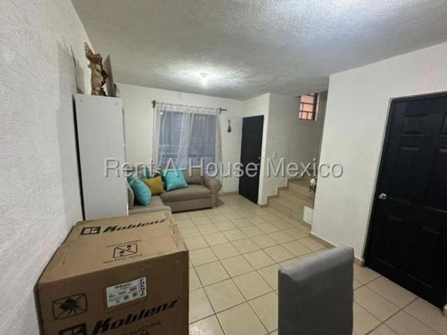 Casa en Rincones del Marqués con recámara en planta baja y vigilancia en venta GO692